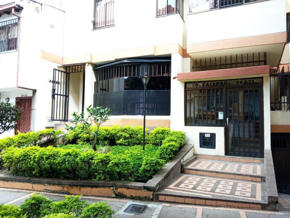 Appartamento Acogedor Apartaestudio Ubicado En Laureles Medellín Esterno foto